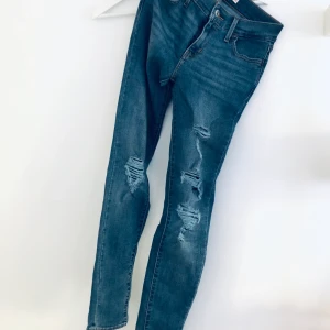 Levis jeans  - Jeans från Levis. Väldigt stretchiga. Storlek 26, modell 710. Mycket gott skick. Frakt 88 kr. Modellen bär samma modell men i annan tvätt. 