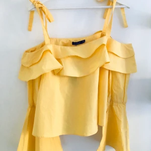 Off-shoulder blus - Supersöt gul off-shoulder blus, köpt från boohoo. Aldrig använd och lappen sitter kvar på. Storlek S. Frakt 66 kr. #boohoo #blus #offshoulder 