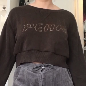 Croppad tjocktröja - Bekväm och snygg peak performancetröja. Croppad. Har ett litet hål vid P:t framtill. Jag kan skicka bild på derbyn det önskas. Köparen står för frakt💘💫