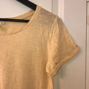Randig tshirt - Gul-vit randig tshirt från h&m i storlek xs men passar mog som brukar ha s/m. Superfin till sommaren. Litet hål längre ner (se bild 3) men inget man tänker på, speciellt inte om du brukar stoppa in tröjan lite