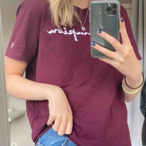  - t-shirt från Champion! Köpt i London för ca 470kr. (Fläckarna på bilden kommer från min spegel!!). Säljs pga ingen användning