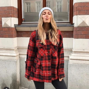 Jacka - Säljer min tunna snygga flanell jacka, som är helt oanvänd! Därav nyskick. Den är ganska snarlik den bianca har på bilden, det som skiljer sig åt är mönstret. Skulle säga att den passar alla som är mellan än XS-M! Frakten är inräknad i priset!!🥰