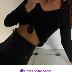 långärmad tröja med snörning  - trendig långärmad tröja från monki med störning som går att dra åt på framsidan. aldrig använt, orginal priset är 200kr. frakten är inräknad i priset 🥰