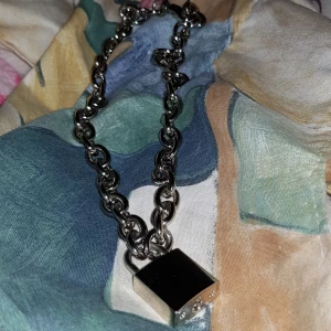 Gratis frakt!!! - En sjukt cool kedja som jag köpte här på plick cirka ett år sedan. Säljs pga jag inte använder den tillräckligt mycket. I väldigt bra skick och kommer med en liten nyckel (se bild 3). Gratis frakt!!