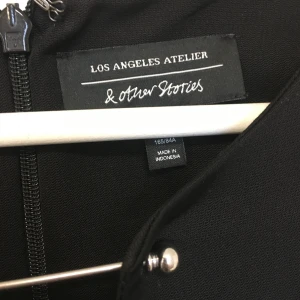 & other stories - Klänning från & other stories i storlek 36, passar även 38. Köpare står för frakt.