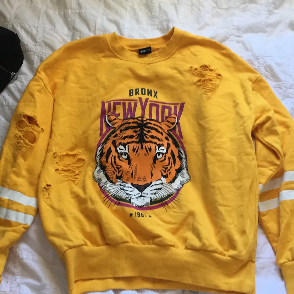Gul sommrig sweatshirt från Gina tricot med en gullig tiger på. Använd ett fåtal gånger✨ . Tröjor & Koftor.