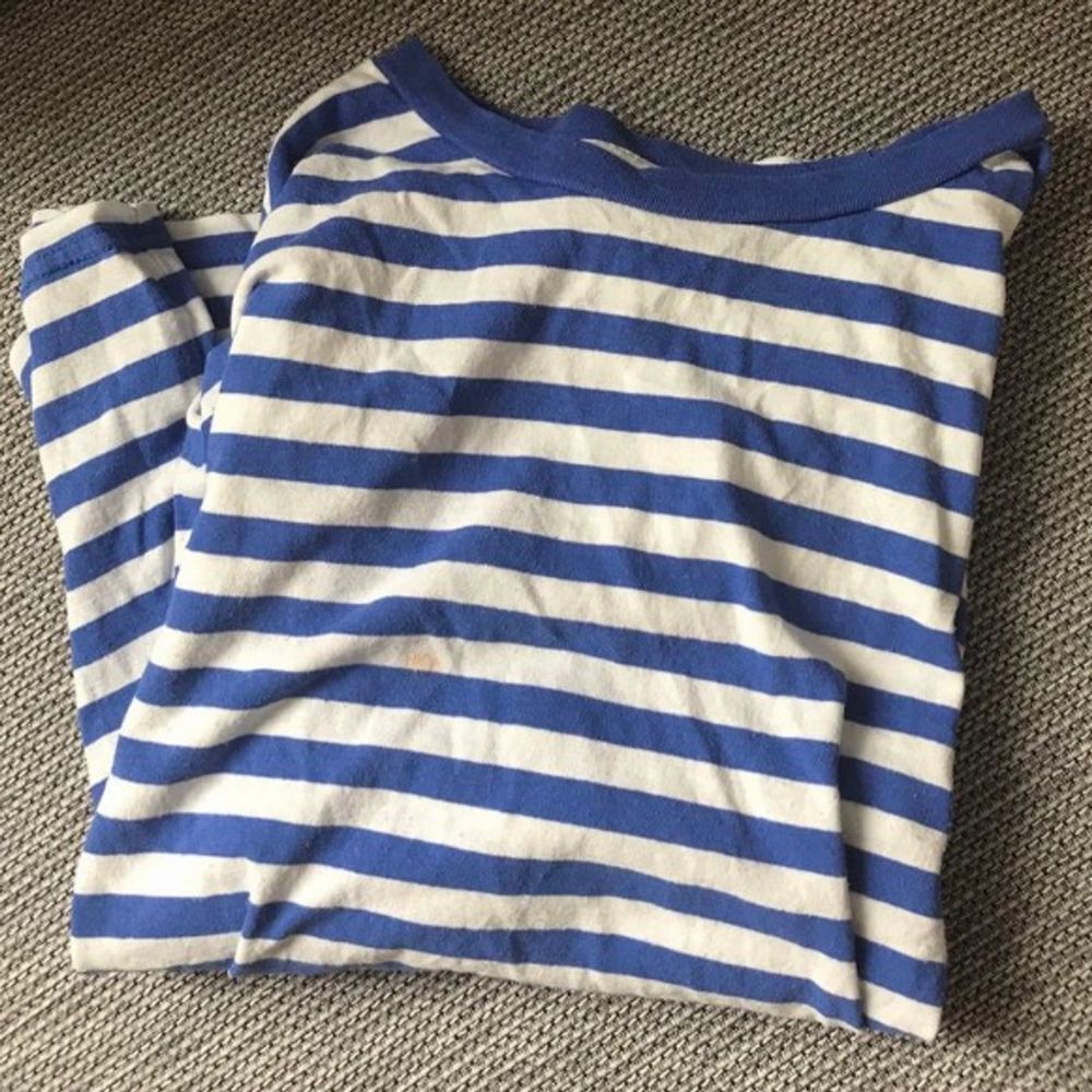 Fin tröja från BikBok i storlek XS, välanvänd och har en fläck på (se andra bilden) därav de billiga priset. Frakt tillkommer och betalning sker via swish💓 Skicka ett meddelande om du har några frågor, vill diskutera pris eller om du vill ha fler bilder🤩🤩. Tröjor & Koftor.