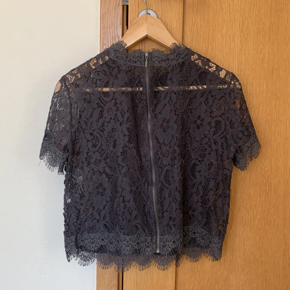 Blus med spets strl M - 90