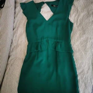 Grönblå sommarklänning Vila - Strl 38, snygg kort klänning från Vila. Diskret volang ovanför midjan. Dragkjeda på baksidan. Fin skick!