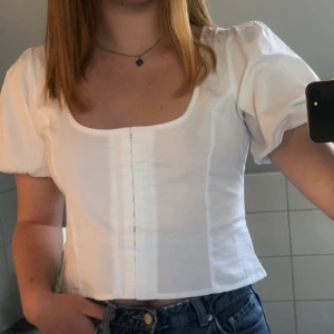 Nelly topp strl 38 - Fin somrig topp🌼 Aldrig använd, skulle säga att det är en strl 40. Köpare står för frakt