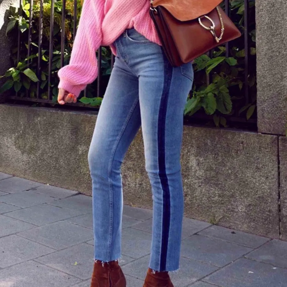 Straight highwaist jeans med coola streck på sidorna från Gina Tricot! Nyskick! Lånad bild! Säljer pga används inte längre. Köparen står för frakten 💗💘. Jeans & Byxor.