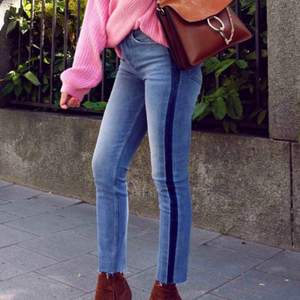 Straight highwaist jeans med coola streck på sidorna från Gina Tricot! Nyskick! Lånad bild! Säljer pga används inte längre. Köparen står för frakten 💗💘
