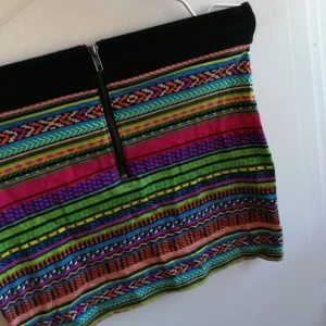 Kjol HM fashion against AIDS, strl 36 - Kjol från HMs kollektion Fasion Against AIDS, strl 36, 80kr + frakt