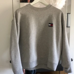 Tommy Hilfiger Tröja - En tröja jag köpt men bara använd 1 till 2 gånger så den är som ny! Är i storlek xs men skulle säga att den passar s också! Köpt för 999kr💞 pris kan diskuteras 😊