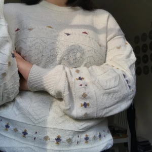 stickad tröja - asgullig stickad 80tals tröja som ja köpte i nån vintagebutik i paris! lätt och härlig, inte alls stickig utan väldigt bekväm. lite tunnare! 