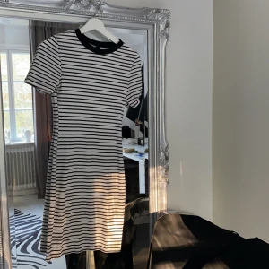 Randig klänning!  - Randig klänning som sitter jättefint runt kroppen! Vill man ha bilder på den så kontakta bara så skickar jag 🌸🥰