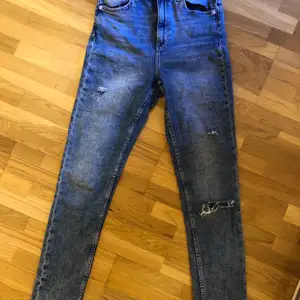Väldigt våriga jeans i fint skick💜 använder de inte längre då de är för små;/ sitter väldigt skönt i midjan ❣️ de står att de är storlek 38 men jag tycker de absolut är mer 34/36!!! pris kan diskuteras:) möts upp eller fraktar💓 