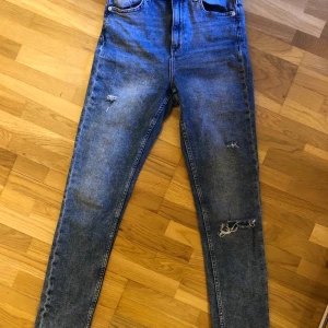 Våriga jeans💙 - Väldigt våriga jeans i fint skick💜 använder de inte längre då de är för små;/ sitter väldigt skönt i midjan ❣️ de står att de är storlek 38 men jag tycker de absolut är mer 34/36!!! pris kan diskuteras:) möts upp eller fraktar💓 