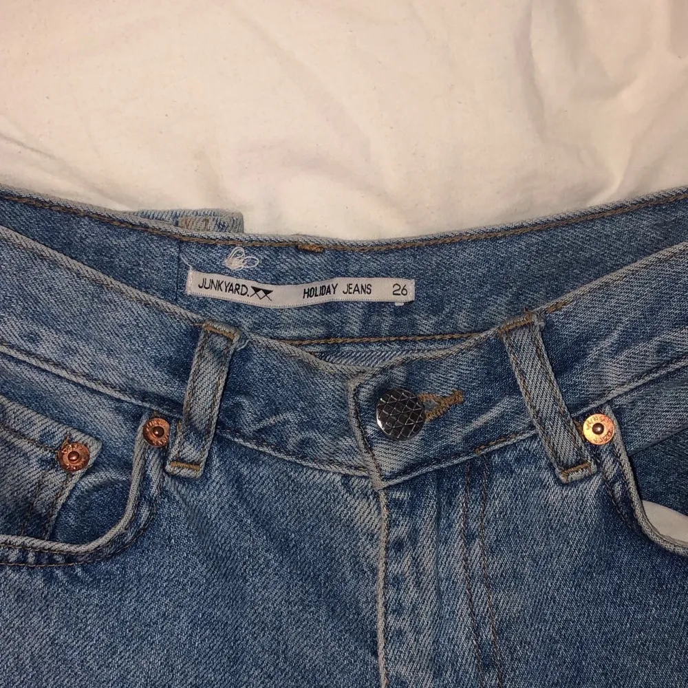 INTRESSEKOLL!Så så fina jeans ifrån Junkyard, slutsålda nu och går inte att köpas längre. Passar så fint och väldigt bekväma, går att matcha med allt 🤍 Frakten kostar 79kr 🤍. Jeans & Byxor.