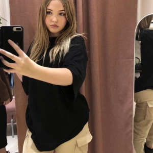 Beiga Cargo pants - Det är ett par byxor som är från missguided i strl 36. Är normalt 38 o dom funkar, men lite tighta runt magen för mig!