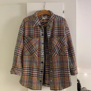 Supersnygg sommar jacka  - Skitsnygg jacka från det spanska märket Bimba Y Lola. Köpt i deras butik i Palma för 2500kr. Endast använd 1 gång. 