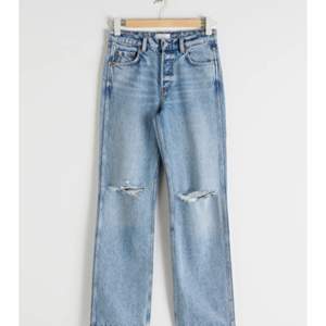 Säljer dessa sjukt populära jeans som är slutsålda på hemsidan, sparsamt använda. ⭐️BUDA(lägst 500)⭐️Nypris 700