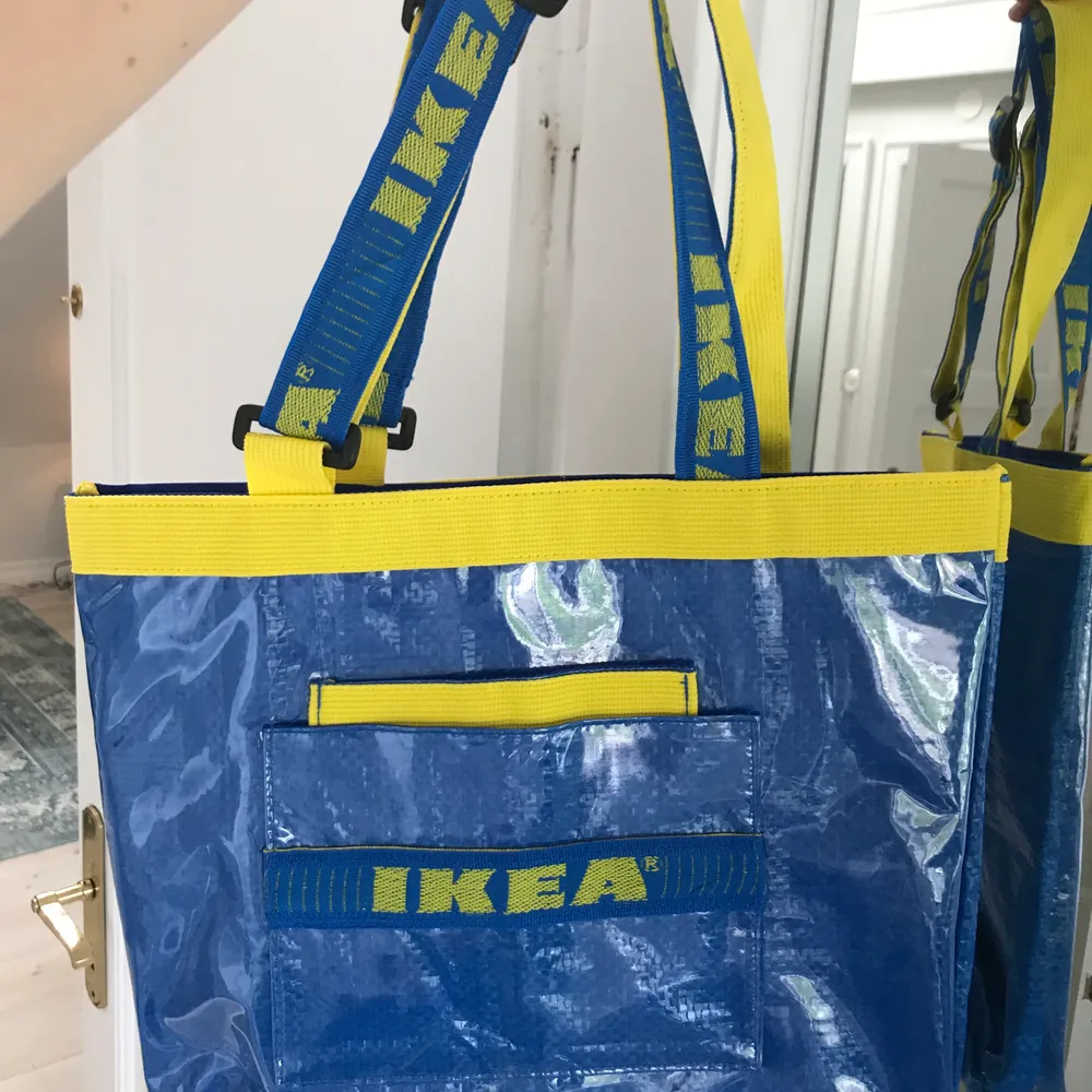 Skit cool Ikea väska. Jätte bra att andvända som tex badväska nu i sommar. Köpt utomlans för 300kr. Perfekt skick! . Väskor.