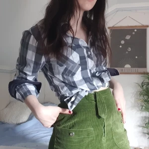 grårutig skjorta - grårutig skjorta! jag brukar vara stl S i toppar men denna passar helt klart M också, förmodligen även L, beror mycket på hur man bär den 😊