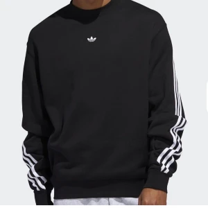 Adidas tröja  - Säljer pga inte min stil och kan användas båda killar och tjejer! Oanvänd och storleken XL - tags kvar! Kan användas som en oversized tröja eller som en klänning med short annars kan användas som en vanlig sweatshirt💖💖💖 Nypris- 550kr💞