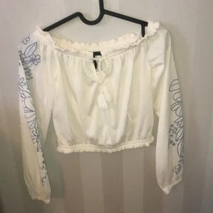 Sommar topp - En helt oanvänd topp som har prislappen kvar💕 Super fin verkligen men tyvärr inte min stil längre och den har bara legat i min gaderob! Super stretchig så en person men storlek S kan ha denna!