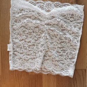 Topp - Spetsig genomskinlig topp. Storlek xs/s