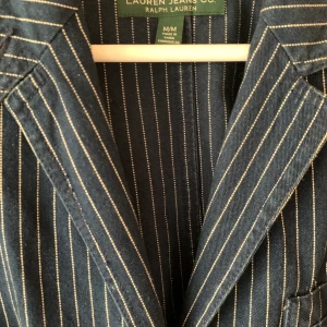 Prisvärd kavaj från Ralph Lauren! 💙 - Superfin kavaj i jeansmaterial ”ish” från Ralph lauren! Den är vintage och går inte att köpas längre. Köpare står för frakt.