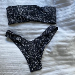 Zaful bikini - Helt oanvänd bikini från zaful. Råkade beställa två st därför jag säljer. Älskar den jag har, supersnygg och passar perfekt.