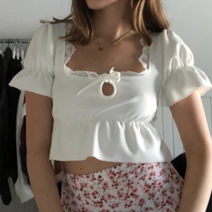 Blus från Missguided - Säljer en helt oanvänd blus från Missguided, förutom vid detta tillfälle då bilderna togs 🌸 frakten är 60kr om det inte går att mötas upp i Uppsala🌿