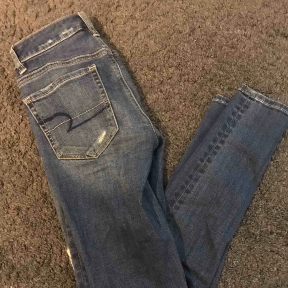 American Eagle jeans som uppskattas till storlek XS. Super snygga jeans som är perfekt slitna men tyvärr lite små för mig. . Jeans & Byxor.