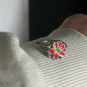 Söt ring - Söt blommig ring ! Frakt 11 kr :)