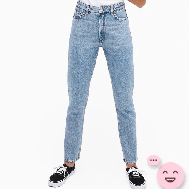 Mom jeans från Monki i modellen kimomo, bra skick. En frakt på 66kr tillkommer💞. Jeans & Byxor.