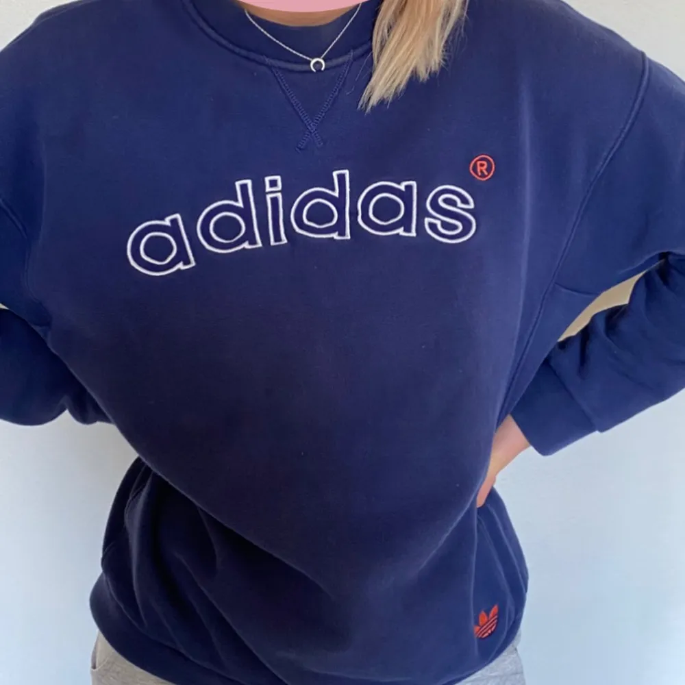 En svinsnygg adidas tjocktröja! Storlek M och sitter så oversized + tajt i halsen!!!! (SWISH) frakt =63kr💛 (budgivning). Tröjor & Koftor.