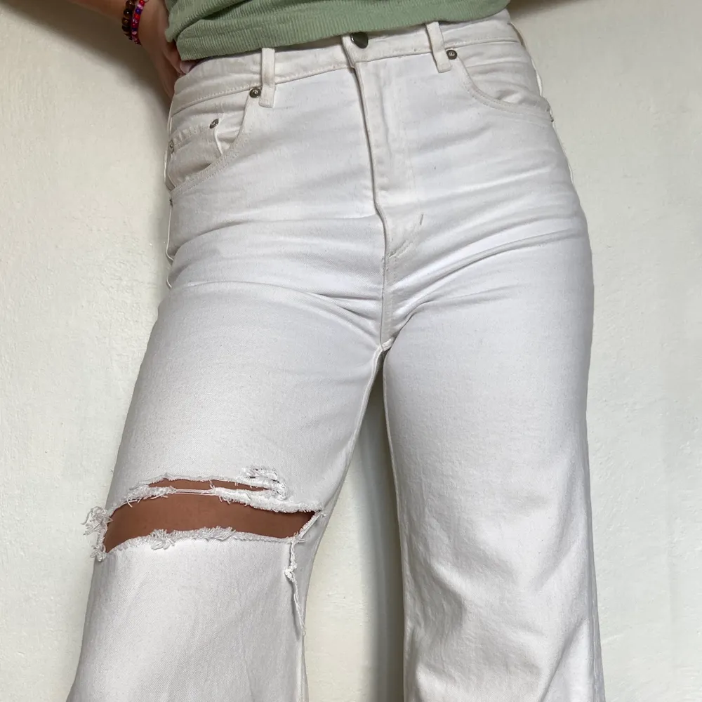Ett par vita jeans från hm med ett hål över knät! På mig är byxorna långa (1,72)! (SWISH) frakt=63. Jeans & Byxor.
