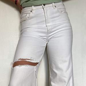 Ett par vita jeans från hm med ett hål över knät! På mig är byxorna långa (1,72)! (SWISH) frakt=63