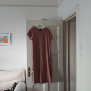 T-shirtklänning från Gina Tricot - Rosa t-shirtklänning från Gina Tricot i stl XL, använd två gånger