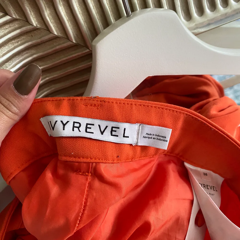 Byxor med kostym variant i skönt material, orange härlig färg från ivyrevel. Strl 38 men snarare Strl 36. Jeans & Byxor.