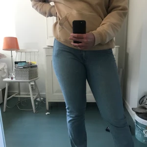 Vintage jeans - Köpta på second hand, jätte fint skick går att använda till alla olika tillfällen. Skulle säga att dom är midwaist och frakt ingår i priset🥰