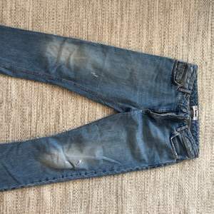 Acne jeans crop, slutar vid anklarna. Så sjukt snygga men för stora i midjan för mig. Storlekslappen är borta men gissar på 26 i midja, som sagt för stor för mig som är small i det mesta.  Skickar fler bilder om så vill :) 