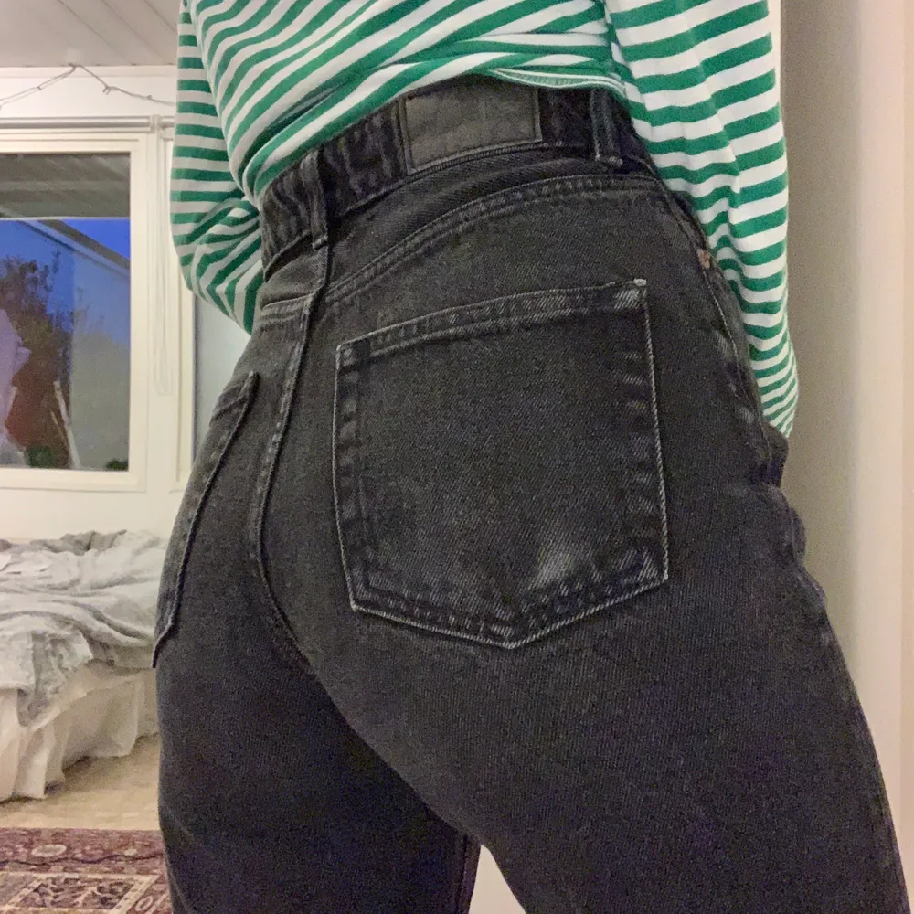 Ett par svarta riktiga jeans! Köpa från monki och är snygga i rumpan! De står ingen storlek men skulle säga S/M! Med w27 typ.      Pris går o disskutera. Jeans & Byxor.