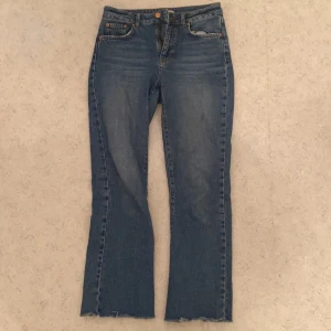 Blå jeans - Blåa jeans exakt som de blåa me slitningar på slutet 