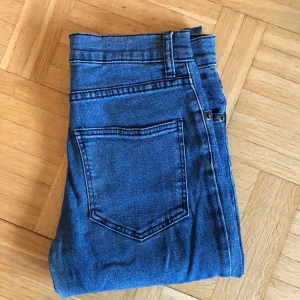Jeans  - Jeans från Cubus. För långa för mig, är 165 cm. Kan hämtas i Malmö, är lite osäker på exakt fraktkostnad.