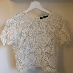 Super fin tröja från Bikbok  - Super fin tröja från Bikbok i storlek Xs (passar även S). Säljer då den bara kommit till andvändning en gång. 150kr, frakten ingår!🥰