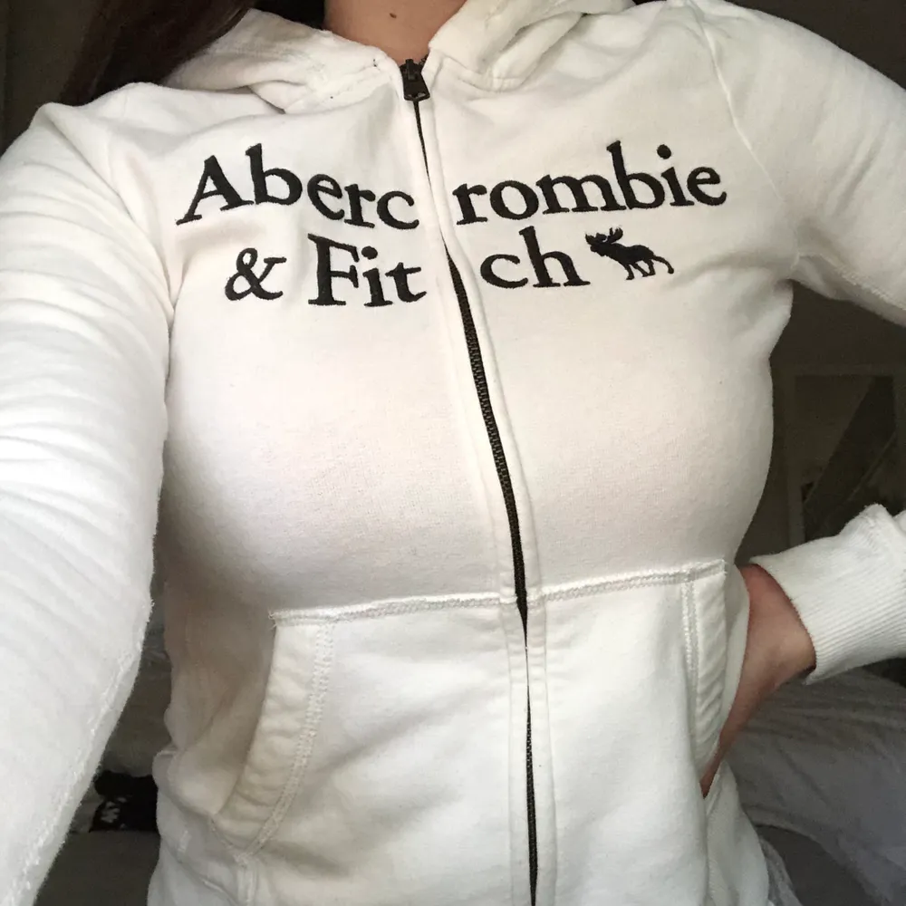En tröja från Abercrombie & fitch med dragkedja på💚 Snörrena till luvan finns inte kvar🧡 Frakt tillkommer 💛. Tröjor & Koftor.