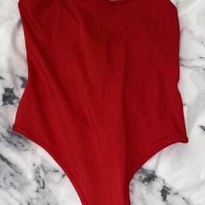 Body röd oanvänd - Storlek XS